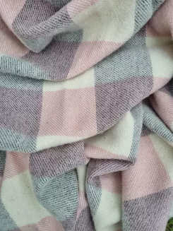 Koc wełniany z frędzlami 150x200 wełna nowozelandzka krata szachownica popielaty różowy