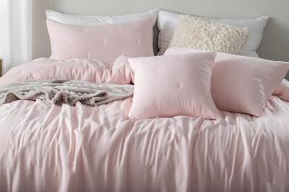 Narzuta dekoracyjna fakturowana Dotta 140x200 pudrowa z haftem kropek