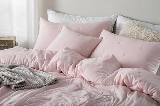 Narzuta dekoracyjna fakturowana Dotta 140x200 pudrowa z haftem kropek