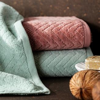 Ręcznik bawełniany LOREN 70x140 Eurofirany pudrowy welwetowa bordiura w zygzak