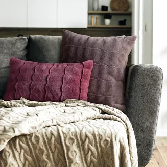 Poszewka dekoracyjna RABID 45x45 Eurofirany bordowa o strukturze futerka