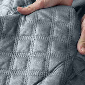 Narzuta dekoracyjna VELVI 170x210 pikowana w geometryczny wzór niebieska