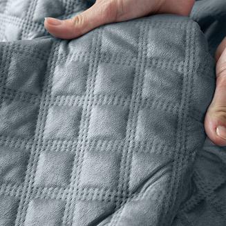 Narzuta dekoracyjna VELVI 170x210 pikowana w geometryczny wzór niebieska