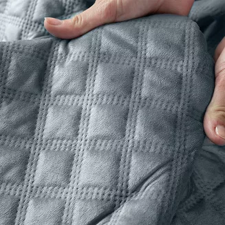Narzuta dekoracyjna VELVI 170x210 pikowana w geometryczny wzór niebieska