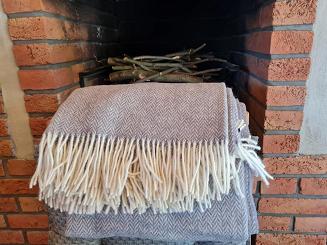 Koc wełniany z frędzlami 140x200 JODEŁKA wełna nowozelandzka szary