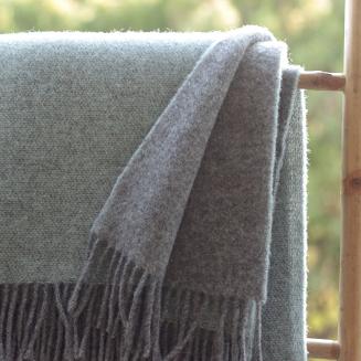 Koc wełniany z frędzlami 140x200 TWINO wełna dziewicza miętowo-szary