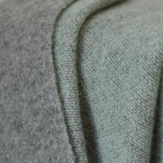 Koc wełniany z frędzlami 140x200 TWINO wełna dziewicza miętowo-szary