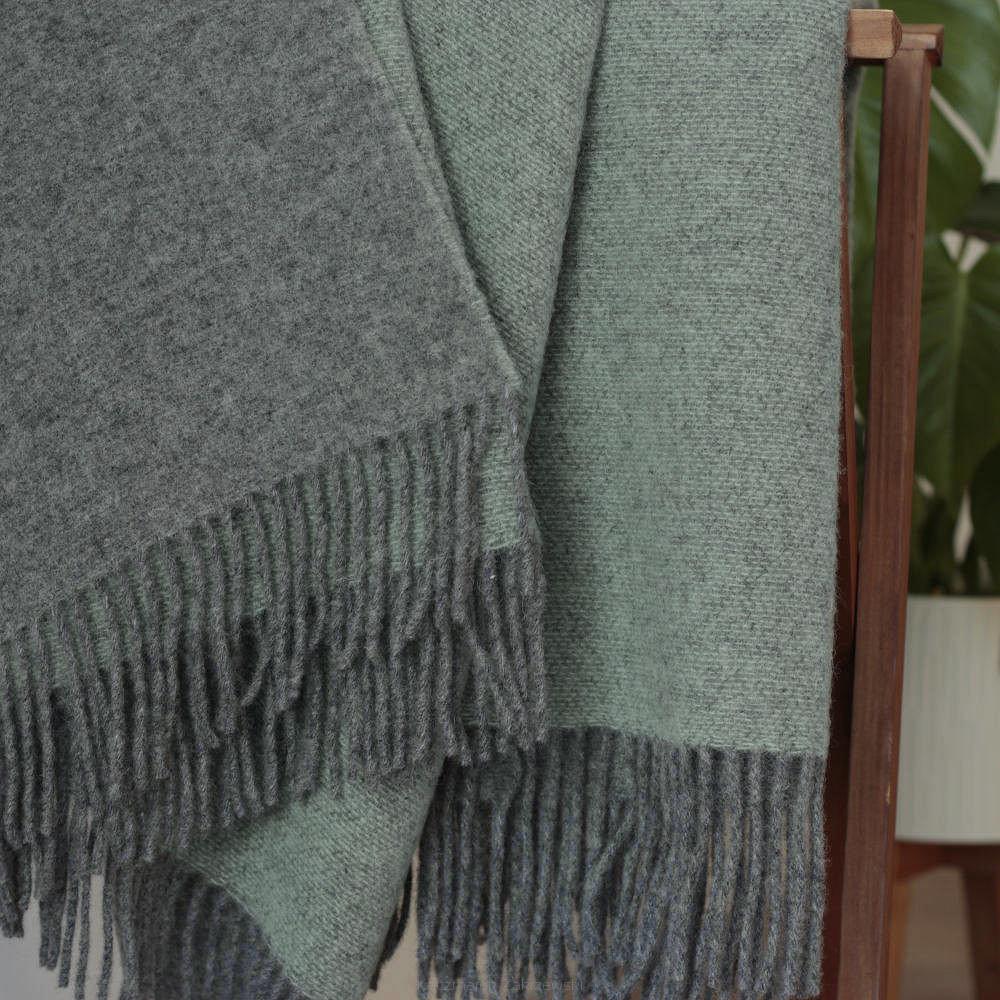 Koc wełniany z frędzlami 140x200 TWINO wełna dziewicza miętowo-szary