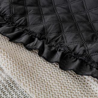 Narzuta dekoracyjna RUFFY 140x200 pikowana z falbanką czarna