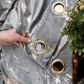 Zasłona gotowa na przelotkach MARMA 140x250 jasnoszara ze złotym nadrukiem