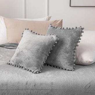 Koc narzuta Pompie 150x200 szary z pomponami