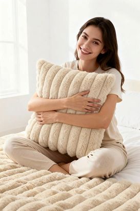 Poszewka dekoracyjna BUNNY 50x70 beżowa Futrzana Puszysta Miła