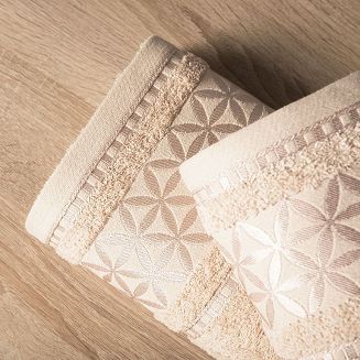 Ręcznik bawełniany PAOLA 70x140 beżowy z bordiurą w rozety