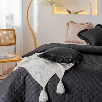 Narzuta dekoracyjna RUFFY 160x220 pikowana z falbanką czarna