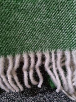 Koc wełniany z frędzlami 150x200 DIAGONAL wełna nowozelandzka zielony