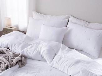 Narzuta dekoracyjna fakturowana Dotta 240x220 biała z haftem kropek