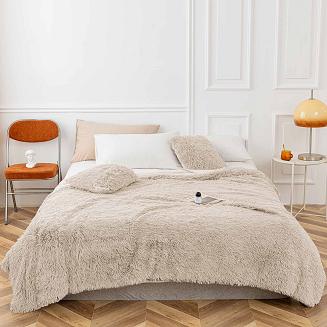 Koc narzuta na łóżko YETI 200x220 włochacz o strukturze futa jasnobeżowy