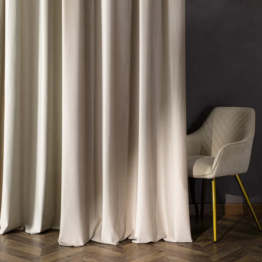 Zasłona gotowa na przelotkach BLACKOUT VELVET 140x250 ciemnokremowa