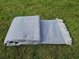 Koc wełniany jednobarwny z jasnymi frędzlami grafitowy