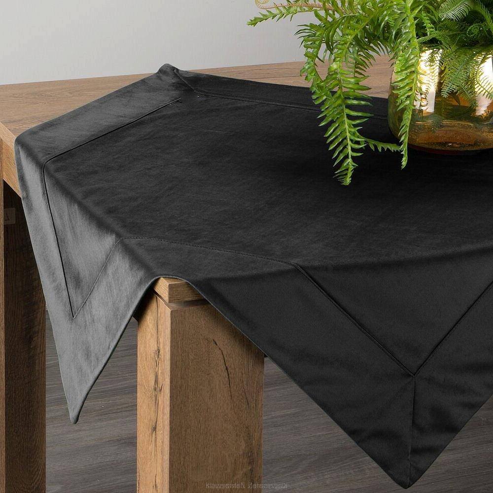 Obrus dekoracyjny MELINDA 85x85 z welwetu czarny z ozdobną listwą