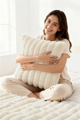 Poszewka dekoracyjna BUNNY 50x70 kremowa Futrzana Puszysta Miła