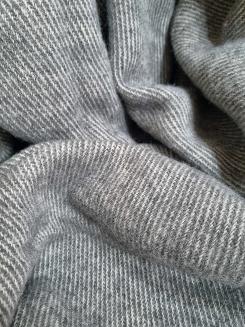 Koc wełniany z frędzlami 160x200 diagonalny ciemnoszary