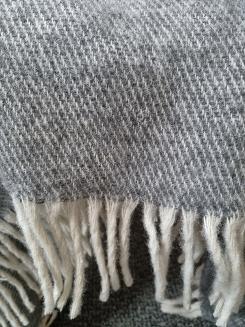 Koc wełniany z frędzlami 160x200 diagonalny ciemnoszary