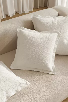 Poszewka dekoracyjna Dreamy boucle 40x40 kremowa miękka o strukturze boucle z plisą