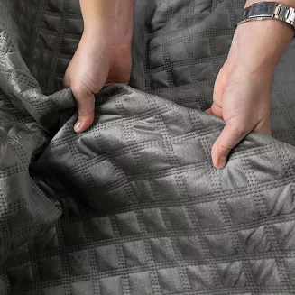 Narzuta dekoracyjna VELVI 170x210 pikowana w geometryczny wzór antracytowa