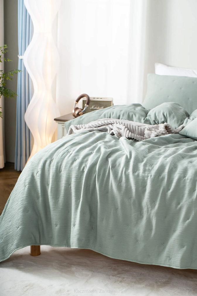 Narzuta dekoracyjna muślinowa struktura Stella 240x220 szałwiowa z haftem krzyżyków