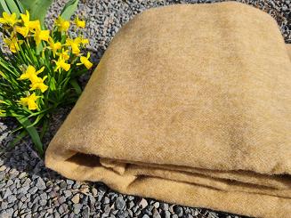 Koc wełniany jednobarwny z frędzlami camel