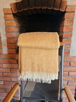 Koc wełniany jednobarwny z frędzlami camel