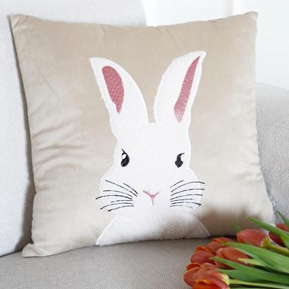 Poszewka dekoracyjna BUNNY 45x45 beżowa ozdobiona puszystą aplikacją królika