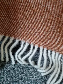 Koc wełniany z frędzlami 150x200 DIAGONAL wełna nowozelandzka terakota
