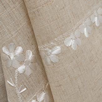 Obrus dekoracyjny ADELINE 140x260 Eurofirany z dodatkiem lnu beżowy w białe haftowane kwiatuszki