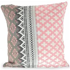 Poszewka z kory 70x80 wzór różowo-szara koronka z kokardami