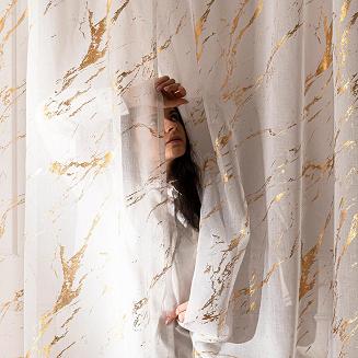 Firana gotowa na przelotkach z ołowianką MARMA 140x250 biała ze złotym nadrukiem