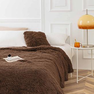 Koc narzuta na łóżko YETI 150x200 włochacz o strukturze futra brązowy