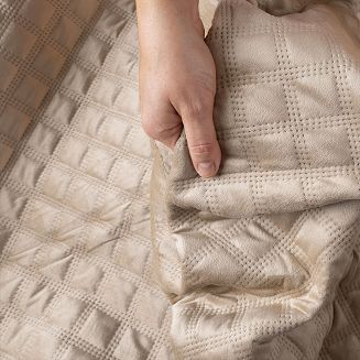 Narzuta dekoracyjna VELVI 170x210 pikowana w geometryczny wzór ciemnobeżowa