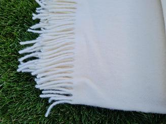 Koc wełniany z frędzlami 150x200 DIAGONAL wełna nowozelandzka ekri