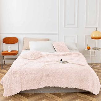 Koc narzuta na łóżko YETI 150x200 włochacz o strukturze futra jasnopudrowy