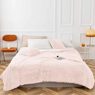 Koc narzuta na łóżko YETI 150x200 włochacz o strukturze futra jasnopudrowy