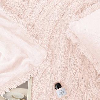 Koc narzuta na łóżko YETI 150x200 włochacz o strukturze futra jasnopudrowy