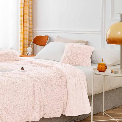 Koc narzuta na łóżko YETI 150x200 włochacz o strukturze futra jasnopudrowy