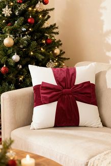 Poszewka dekoracyjna świąteczna 45x45 Christmas Bow welurowa biała z czerwoną kokardą