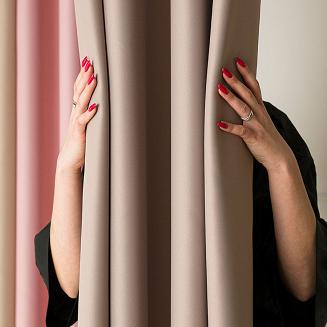 Zasłona gotowa typu blackout na przelotkach DONA 140x 250 ciemny chłodny beż