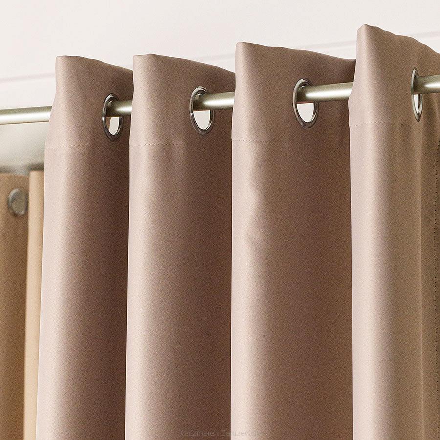 Zasłona gotowa typu blackout na przelotkach DONA 140x 250 ciemny chłodny beż