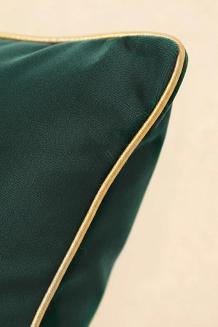 Poszewka dekoracyjna Merry 45x45 welurowa butelkowa ze złotym haftem i lamówką