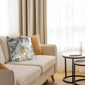 Poszewka dekoracyjna LAYLA2 45x45 Eurofirany biała srebrna welwetowa w pióra