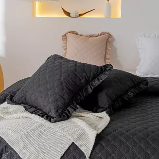 Narzuta dekoracyjna RUFFY 220x240 pikowana z falbanką czarna